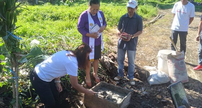 Peletakan batu pertama simbol pembangunan gapura masuk ke Desa Klabat. (foto: dokumentasi Julkifli Madina-Pinontoan)