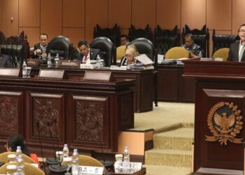 Senator Stfanus BAN Liow menyampaikan laporan dalam sidang paripurna DPD RI. (foto: dok Stefanus Liow)