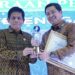 Wagub Sulut Steven Kandouw (kanan) menerima penghargaan predikat terbaik se-Indonesia dalam hal Kepatuhan Penyelenggaraan Pelayanan Publik Tahun 2023 dari Ombudsman RI. (foto: Humas Pemorv Sulut)