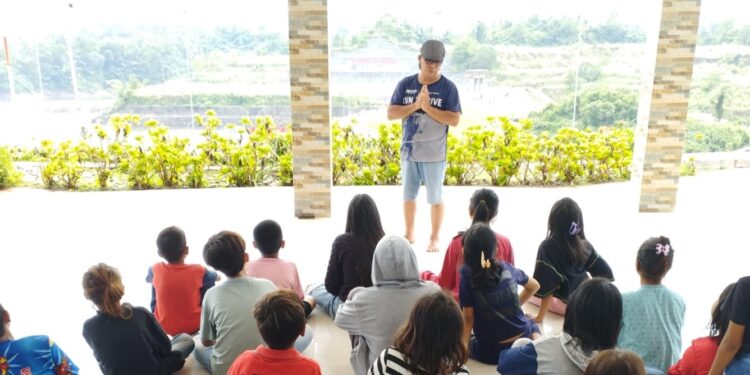 Siswa-Siswi Dinding Manado saat menerima materi sejarah Minahasa. (Foto: meikel/barta).
