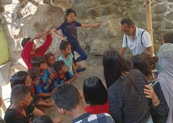 Nurdin Popa saat menunjukkan jejak sujud, testa, 2 lutut, dan bekas dudukan Tuanku Imam Bonjol saat zikir kepada anak-anak (Foto: meikel/barta)