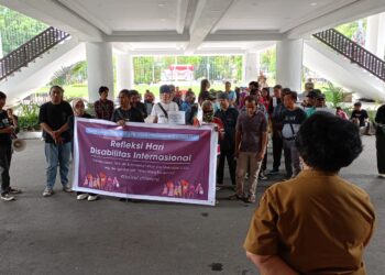Disabilitas Sulut saat melakukan Demo di depan Kantor Gubernur Sulut. (Foto: istimewa).