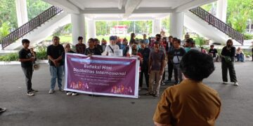 Disabilitas Sulut saat melakukan Demo di depan Kantor Gubernur Sulut. (Foto: istimewa).