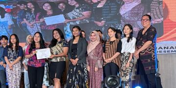 DPL program WMK, Yelly S. Paendong, SE.,MM., AK.,CA, memberikan penghargaan terbaik kepada kelompok Brodur. (Foto:istimewa).