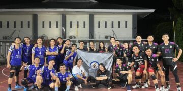 Kebersamaan Tim Putra Volleyball Polimdo setelah menerima Trophy Juara 1 dan 2. (Foto: istimewa).