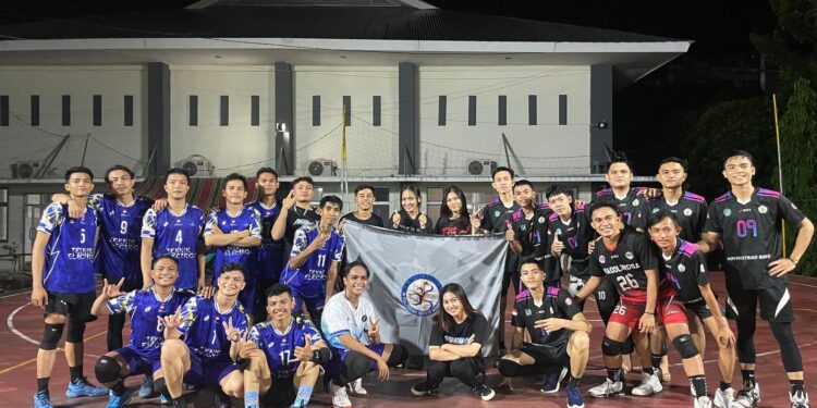 Kebersamaan Tim Putra Volleyball Polimdo setelah menerima Trophy Juara 1 dan 2. (Foto: istimewa).