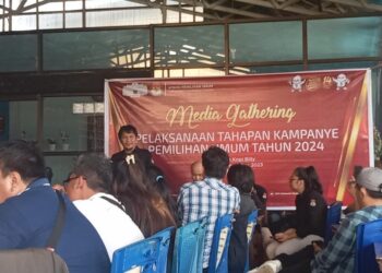 Ketua KPU Sulut, Kenly Poluan, saat menyampaikan kerja-kerja yang sudah dilakukan. (Foto: meikel/barta).