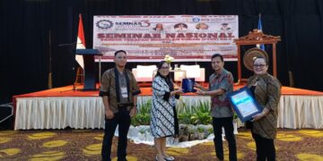 Ketua Panitia Seminar Nasional PTUV, Wakil Direktur Bidang Akademik, Dr. Tineke Saroinsong SST., Meng, Prof. Dr. Totok Prasetyo dan Dr. Ir. Jeanely Rangkang Meng.Sc. (Foto: Meikel/barta).