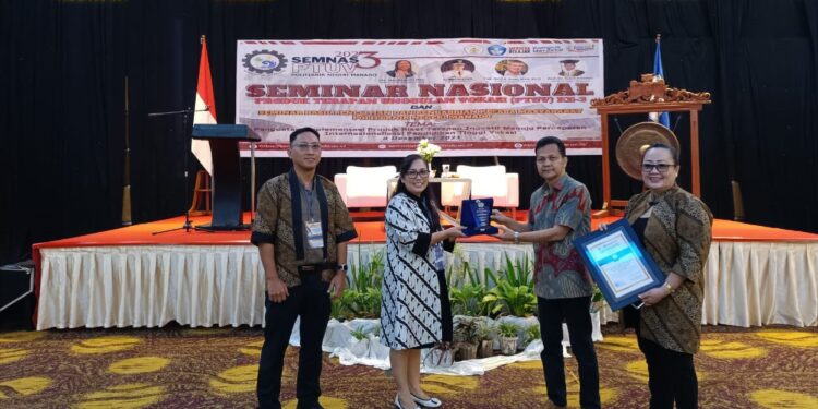 Ketua Panitia Seminar Nasional PTUV, Wakil Direktur Bidang Akademik, Dr. Tineke Saroinsong SST., Meng, Prof. Dr. Totok Prasetyo dan Dr. Ir. Jeanely Rangkang Meng.Sc. (Foto: Meikel/barta).