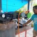 Foto: Zeth Junaedhy Legesang, Sekretaris Kampung Lesabe I menjelaskan kegunaan mesin pyrolisis. (Dok.Rendy/Barta1)