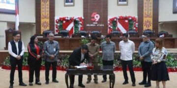 Wakil Gubernur Sulut, Steven OE Kandouw saat menadatangani draf Perda Pajak dan Retribusi. (Foto Meikel/barta).