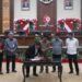 Wakil Gubernur Sulut, Steven OE Kandouw saat menadatangani draf Perda Pajak dan Retribusi. (Foto Meikel/barta).