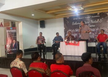 Anggota DPRD Sulut, Tony Supit menjawab aspirasi masyarakat. (foto: meikel/barta).