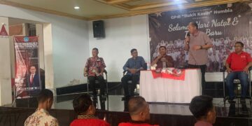 Anggota DPRD Sulut, Tony Supit menjawab aspirasi masyarakat. (foto: meikel/barta).