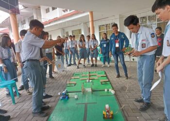 Peserta Robotic Analog Competition Polimdo adu skill di arena. (Foto; meikel/barta).