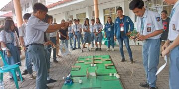 Peserta Robotic Analog Competition Polimdo adu skill di arena. (Foto; meikel/barta).