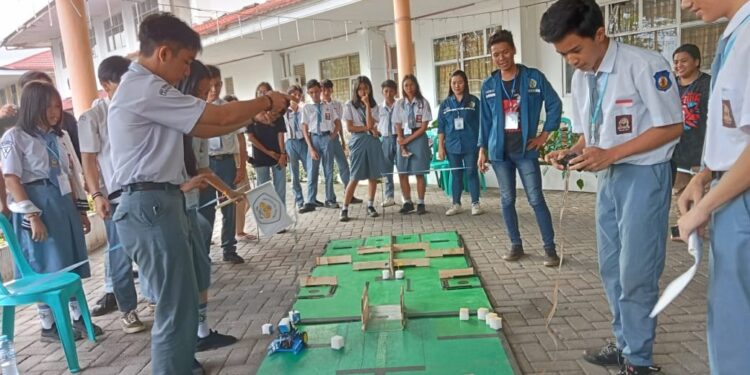 Peserta Robotic Analog Competition Polimdo adu skill di arena. (Foto; meikel/barta).