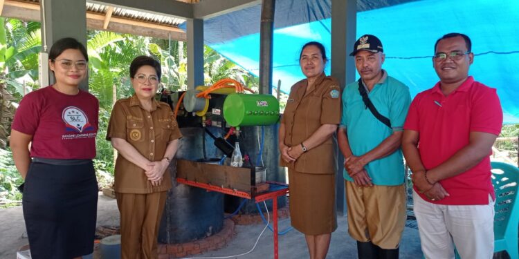 Foto: Pj. Bupati Sangihe saat memantau mesin Pyrolisis di Kampung Lesabe I (Dok. Rendy/Barta1)