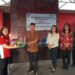 ketua jurusan Administrasi Bisnis Polimdo, Juliet Makinggung, SE.,MSi saat memberikan bantuan kelengkapan kearsiapan kepada perangkat kelurahan di Mapanget. (Foto: meikel/barta).