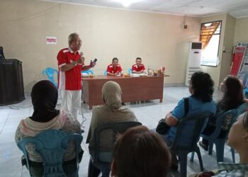 Akademisi dari Jurusan Administrasi DR. Robby T. Mamusung, SE.,MM, saat memberikan pemahaman terkait terkait wirausaha kepada UMKM di Kecamatan Mapanget. (foto: meikel/barta)