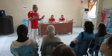 Akademisi dari Jurusan Administrasi DR. Robby T. Mamusung, SE.,MM, saat memberikan pemahaman terkait terkait wirausaha kepada UMKM di Kecamatan Mapanget. (foto: meikel/barta)