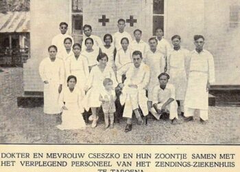 Foto: Dokter Gyula Cseszko, Emma Rosza Hadady dan para perawat rumah sakit misi Prasasti di rumah sakit misi. (Dok. Istimewa)