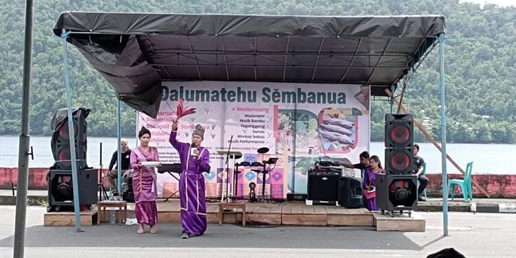Foto: Budayawan Riedel Sipir, melakukan salah satu prosesi ritual 'Dalumatehu Sӗmbanua'. (Dok. Istimewa)