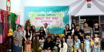 kebersamaan tim Pangbajalang dengan pengasuh daanak-anak Panti Asuhan Wale Ne Oki. (foto: istimewa)
