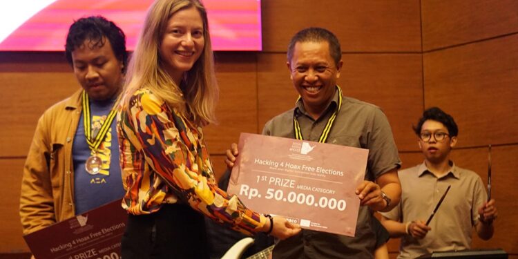 Foto: Ketua Tim Tagih Janji Zonautara.com, Ronny A. Buol saat menerima hadiah Juara 1 Election Hackathon 2023. (Dok. Istimewa)