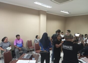 Saat Agustine Lambone bersama masyarakat Kalasey II memprotes apa yang disampaikan oleh ketua BPD Kalasey II, Ronny Takasili. (foto: Meikel/barta).