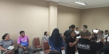 Saat Agustine Lambone bersama masyarakat Kalasey II memprotes apa yang disampaikan oleh ketua BPD Kalasey II, Ronny Takasili. (foto: Meikel/barta).