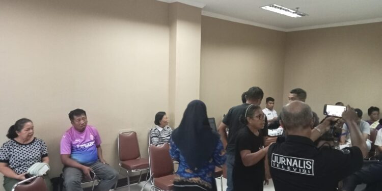 Saat Agustine Lambone bersama masyarakat Kalasey II memprotes apa yang disampaikan oleh ketua BPD Kalasey II, Ronny Takasili. (foto: Meikel/barta).