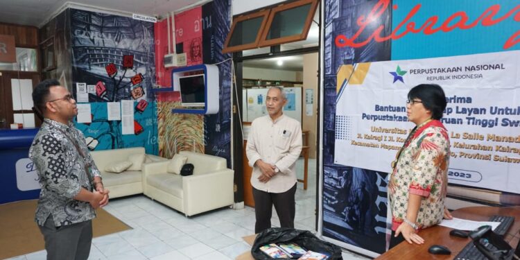 perwakilan Perpunas RI, Drs.Nurcahyono, diterima langsung oleh PLH Rektor sekaligus Wakil Rektor 1, Debby Paseru, dan Kepala UPT Perpustakaan UKDLSM, Victor Ohoiwutun. (foto: istimewa)