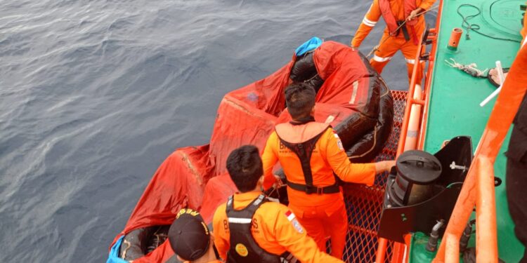 Kapal LCT Bora V Tenggelam di Perairan Sitaro, 16 Awak dan Penumpang Hilang