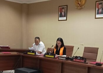 Careig N. Runtu Saat Meminta Penjelasan Ke Kadis Dispora. (Foto: Meikel/Barta)