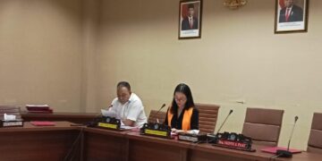 Careig N. Runtu Saat Meminta Penjelasan Ke Kadis Dispora. (Foto: Meikel/Barta)