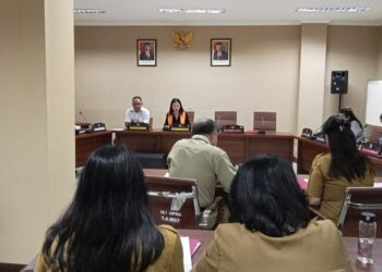 Careig N. Runtu saat bertanya ke kadi Dispora, Marlone M. Sendoh. (Foto: Meikel/barta)