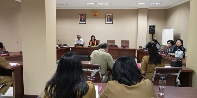 Careig N. Runtu saat bertanya ke kadi Dispora, Marlone M. Sendoh. (Foto: Meikel/barta)