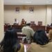 Careig N. Runtu saat bertanya ke kadi Dispora, Marlone M. Sendoh. (Foto: Meikel/barta)