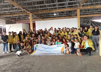 Dosen Dan Mahasiswa Penerima KIP Unika De La Salle Manado bersama Anak-anak. (Foto: istimewa).
