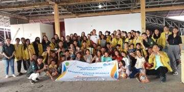 Dosen Dan Mahasiswa Penerima KIP Unika De La Salle Manado bersama Anak-anak. (Foto: istimewa).