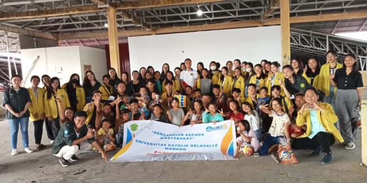 Dosen Dan Mahasiswa Penerima KIP Unika De La Salle Manado bersama Anak-anak. (Foto: istimewa).