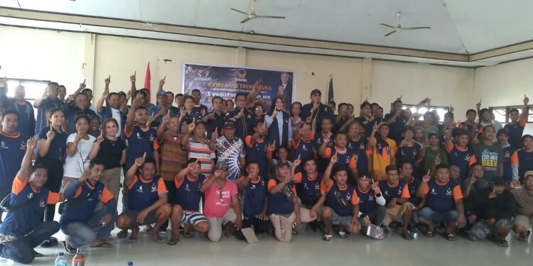 Foto bersama Ir. Hj. Tatong Bara bersama pengurus, kader dan simpatisan NasDem Kabupaten Kepulauan Talaud.