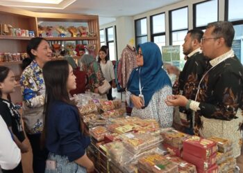Saat Dosen dan Mahasiswa Polimdo Menjelaskan Produk. (Foto: istimewa)
