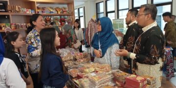 Saat Dosen dan Mahasiswa Polimdo Menjelaskan Produk. (Foto: istimewa)