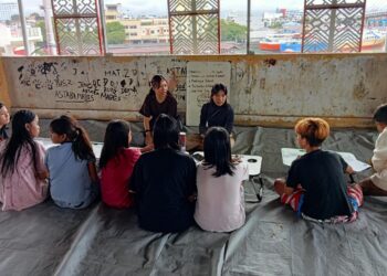 Saat anggota Komunitas One Step Community memberikan edukasi bullying. (Foto: meikel/barta)