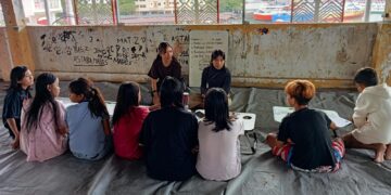 Saat anggota Komunitas One Step Community memberikan edukasi bullying. (Foto: meikel/barta)