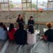 Saat anggota Komunitas One Step Community memberikan edukasi bullying. (Foto: meikel/barta)