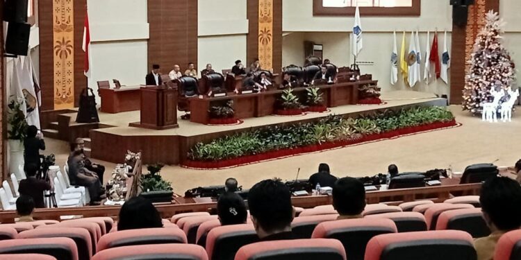 Suasana Rapat Paripurna DPRD Sulut. (foto: Meikel/Barta1.com).