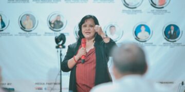 Foto: Jull Takaliuang saat menyampaikan gagasannya di dialog gagasan Lintas Utara Institute. (Dok. Istimewa)